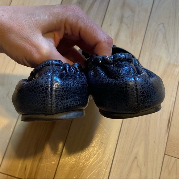 Tory Burch black/gray shiny textured leather flats metal logo size 8.5 - Picture 5 of 8